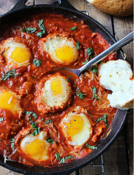 ¿Qué es la shakshuka y cómo se cocina?