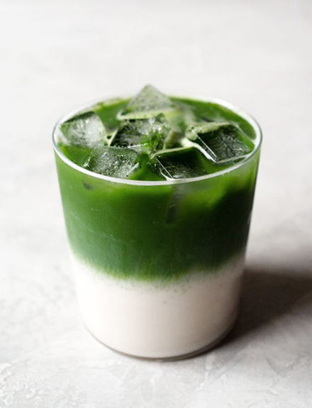 Matcha latte con hielo, ¿aún no has probado la bebida del año?