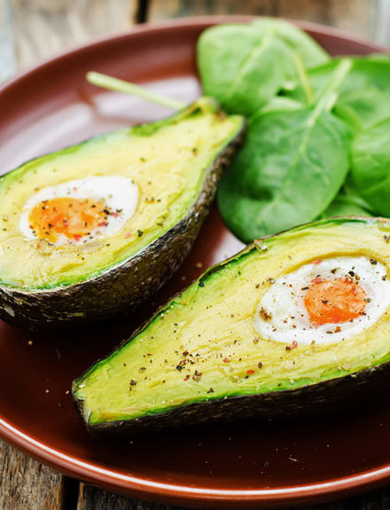 Aguacate con huevos al horno, una cena fácil y saludable para cuando no hay ganas de cocinar